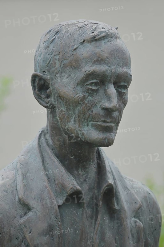 Sculpture Hermann Hesse, monument, bronze, detail, head, Gaienhofen, Untersee, Lake Constance, Lake Constance area, Bavaria, Germany, Europe