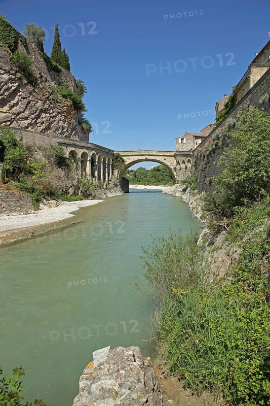 Pont Romain over the river Ouvèze, Roman bridge, landmark, Roman, Roman period, stone arch bridge, Ouveze, Vaison-la-Romaine, Vaucluse, Provence, France, Europe