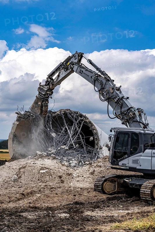 Demolished tower of a 20 year old wind turbine, in the Werl wind farm, 5 old Enercon E-66 turbines are demolished, 2 new Siemens SG6.6-170 wind turbines replace them, the 2 new wind turbines produce twice as much energy, 12 MW power, as the 5 old wind turbines, called repowering, demolition work, Werl, North Rhine-Westphalia, Germany, Europe