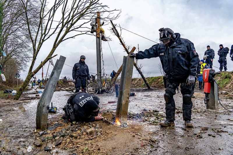 Beginning of the eviction of the Lützerath hamlet, camp of climate activists and squatters, at the Garzweiler 2 opencast lignite mine, by the police, Erkelenz, North Rhine-Westphalia, Germany, Europe