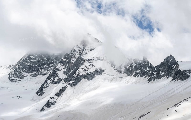 Mountain landscape of rock and ice, glaciated mountain peak Großer Möseler, glacier Waxeggkees, Berliner Höhenweg, Zillertal Alps, Tyrol, Austria, Europe