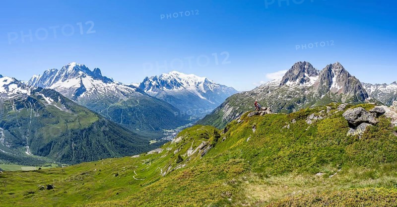 Mountain panorama with glaciated peaks, Aiguille du Midi and Mont Blanc, Aiguille de Mesure and Aiguille de Chamois, hike to Aiguillette des Posettes, Chamonix, Haute-Savoie, France, Europe