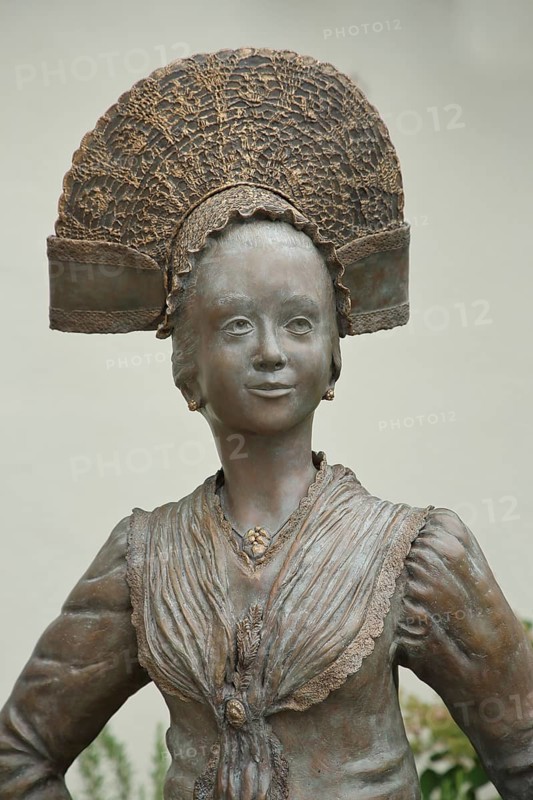 Sculpture Woman's traditional costume by Daniela Einsdorf 2023, traditional costume of a woman with wheel cap from the 19th century, headgear, clothing, tradition, traditional, detail, arts and crafts, Münsterplatz, Überlingen, Überlinger See, Lake Constance area, Baden-Württemberg, Germany, Europe