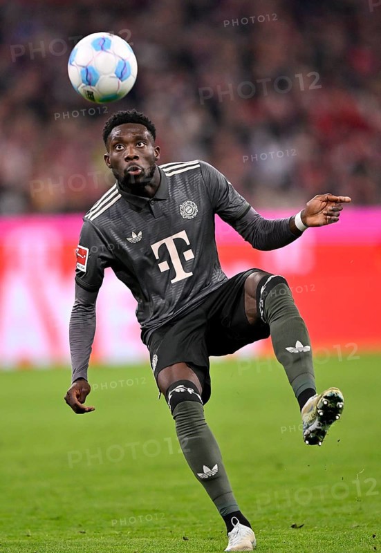 Alphonso Davies Bayern FC Munich FCB (19) Action on the ball Allianz Arena, Munich, Bavaria, Germany, Europe