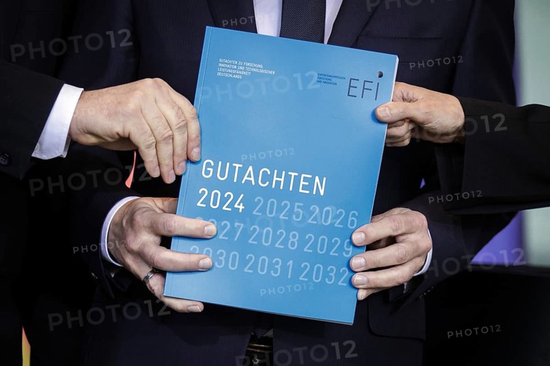 Handover of the 2024 report by the Commission of Experts for Research and Innovation (EFI) to Federal Chancellor Olaf Scholz in the presence of the Federal Minister of Education and Research, Bettina Stark-Watzinger. Berlin, 28 February 2024