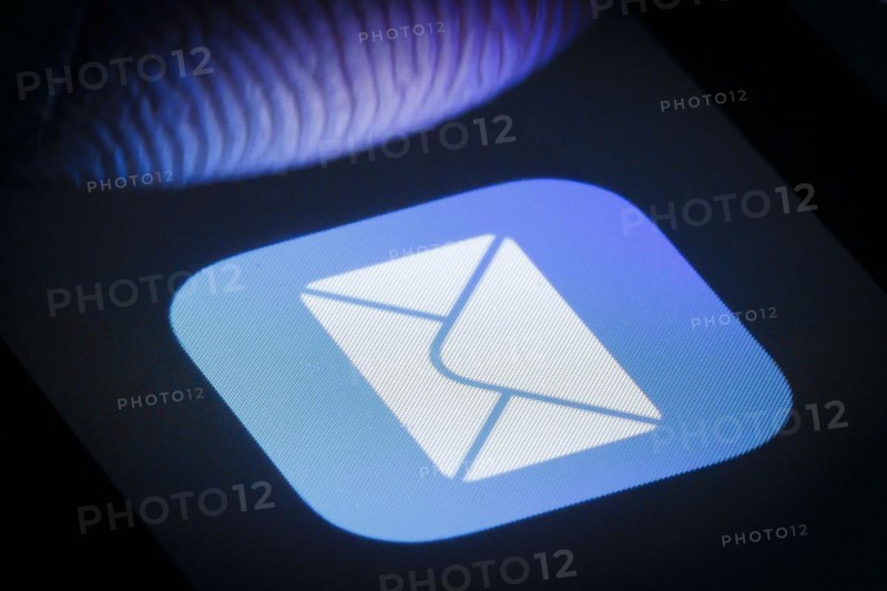 The Apple Mail app (email programme) can be seen on a smartphone next to a finger. Berlin, 27.03.2024