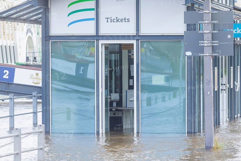 Due to the heavy precipitation in the form of snow and rain, alert level 3 has been declared on the Elbe in Dresden. The maximum level is expected to be 6.37 metres on 29.12.2023. The Terrassenufer was closed due to flooding and the first flood protection barriers were installed. Ticket office of the Sächsische Dampfschiffahrt, Dresden, Saxony, Germany, Europe