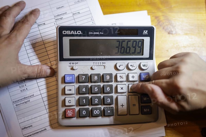 Symbolic photo on the subject of accounting: A calculator stands next to documents on an office desk. Berlin, 14.08.2024