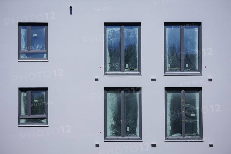 Symbolic photo on the subject of new housing construction. Buckower Felder neighbourhood on the southern outskirts of Berlin. Around 900 flats are being built on the 16-hectare site. Plastic sheeting hangs in the windows of almost finished new-build flats. Berlin, 29.08.2024