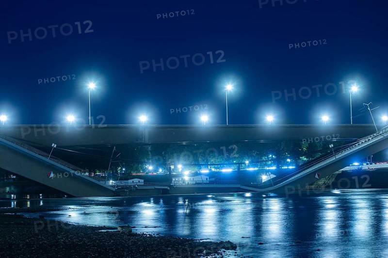 In the early hours of the morning, a section of the Carola Bridge collapsed for unknown reasons. Over a length of around 100 metres, the section on which the trams normally run has collapsed into the Elbe. The area is cordoned off, partial collapse of the Carola Bridge in Dresden, further bridge sections are in acute danger of collapsing, Dresden, Saxony, Germany, Europe