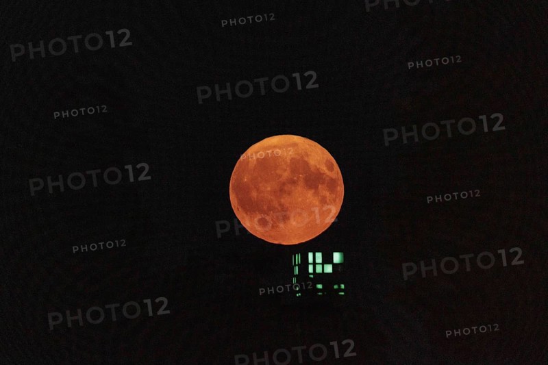 A super moon shines over the Atrium Tower in Berlin, 19/08/2024