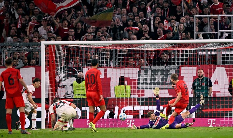 Goal kick Action Goal chance Harry Kane FC Bayern Munich FCB (09) against goalkeeper Alexander Nübel VfB Stuttgart (33) Penalty area scene, Goal area scene Allianz Arena, Munich, Bavaria, Germany, Europe