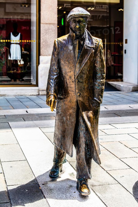 Staue by Umberto Saba, actually Umberto Poli, Italian poet and writer. Trieste, harbour city on the Adriatic, Friuli, Italy, Trieste, Friuli, Italy, Europe