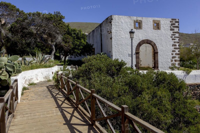 Path to the ruins of the Iglesia Conventual de San Buenaventura, ruins Convento de Buenaventura, former Franciscan monastery, Betancuria, Fuerteventura, Canary Islands, Spain, Europe