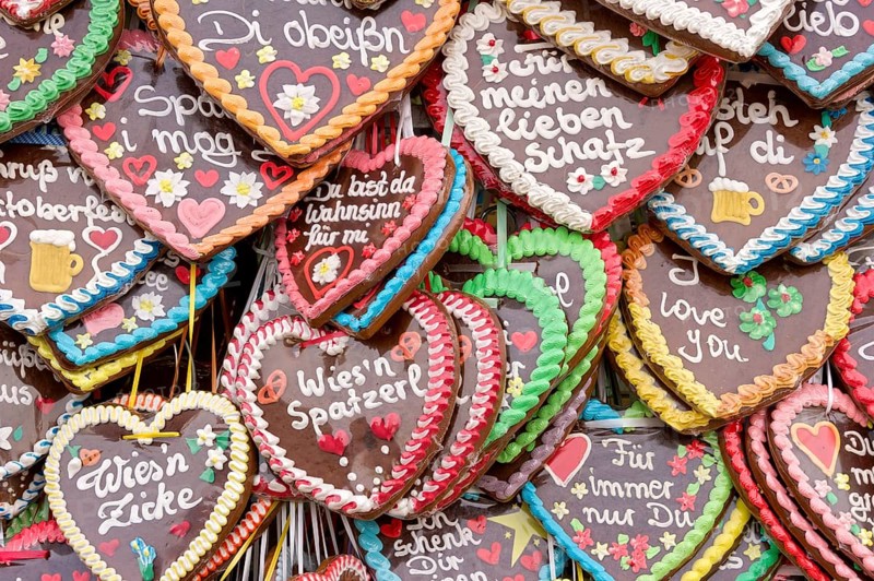 Gingerbread hearts with inscription made of coloured sugar, icing, gingerbread, Wies'n, Oktoberfest, Wiesn, Munich, Upper Bavaria, Bavaria, Germany, Europe