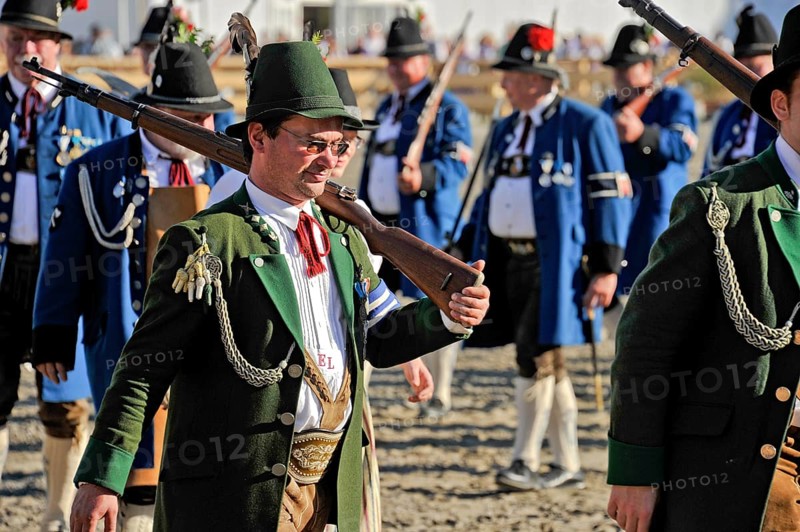 Man with rifle, parade of Bavarian rifle clubs in traditional traditional costume, fairground, historic Wies'n, Oide Wiesn, Oktoberfest, Munich, Upper Bavaria, Bavaria, Germany, Europe