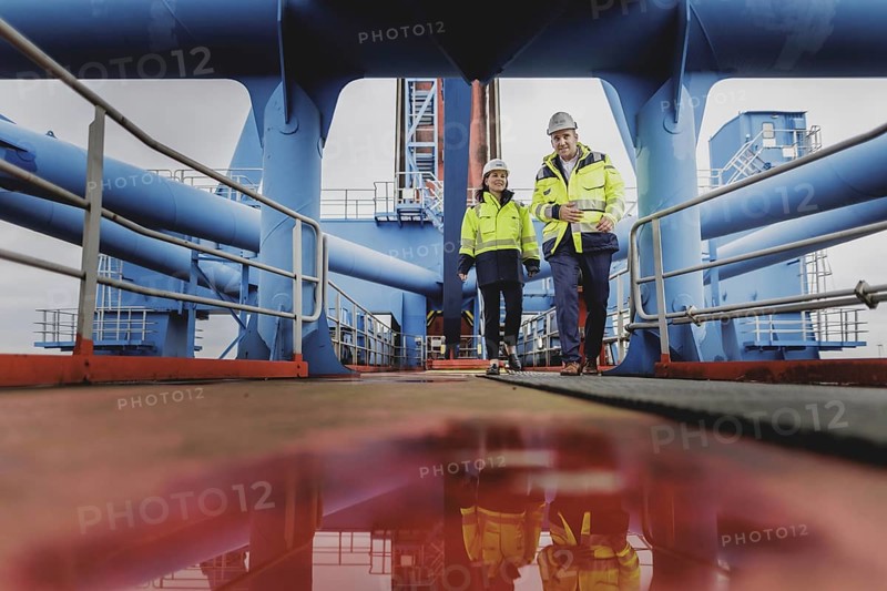 (R-L) Patrick Krawutschke, Managing Director of Container Terminal Altenwerder, and Annalena Bärbock (Bündnis 90/Die Grünen), Federal Foreign Minister, during a visit to a container gantry crane at Container Terminal Altenwerder during the Foreign Minister's trip to Germany in Hamburg, 26 July 2024. /