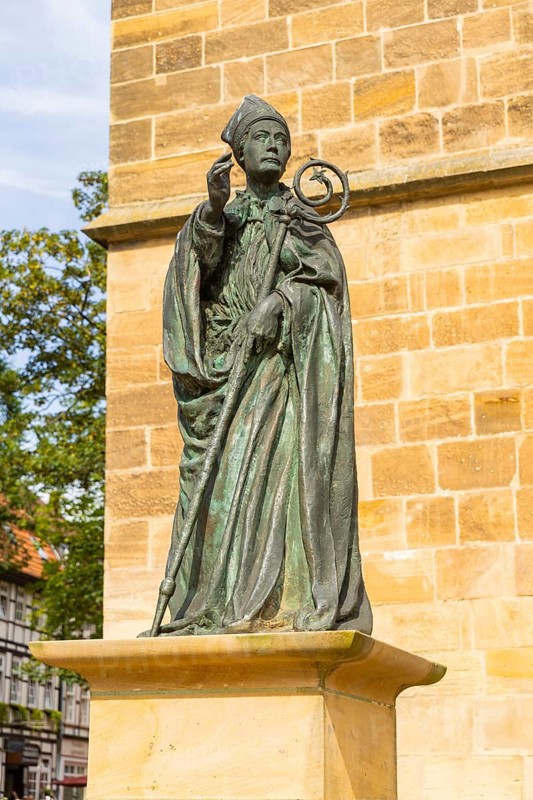 Duderstadt is a town and independent municipality in the district of Göttingen in south-eastern Lower Saxony. The predominantly medieval townscape is characterised by around 600 town houses of various styles - mainly half-timbered houses, Monument to Cardinal Georg von Kopp in front of the Basilica of St. Cyriakus, Duderstadt, Duderstadt, Lower Saxony, Germany, Europe