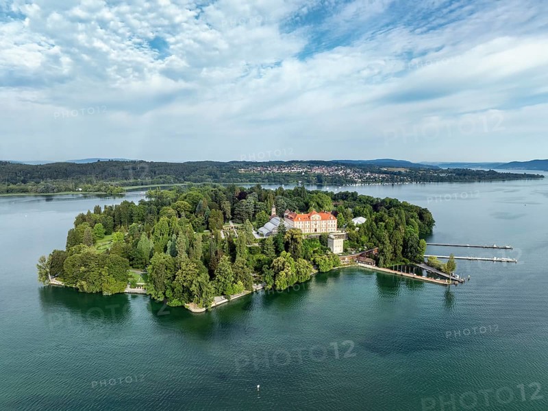 The island of Mainau in Lake Constance with the jetty and the baroque Mainau Castle, built between 1739 and 1746, with the village of Litzelstetten behind it, aerial view, Constance district, Baden-Württemberg, Germany, Europe