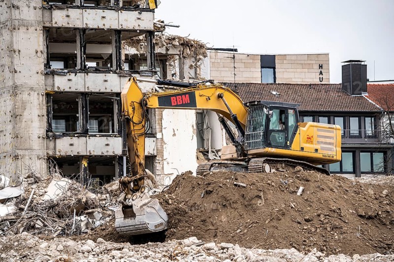 Demolition of the former RWE building complex, in the city centre, on the A40 motorway in Essen, excavator working on the rubble, North Rhine-Westphalia, Germany, Europe