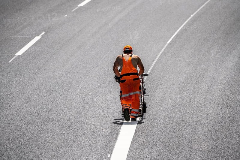 Marking work after the renewal of the road surface on the A40 motorway between the Kaiserberg junction and Mülheim-Heißen, in the direction of Essen, over a length of 7.6 kilometres, with whisper asphalt, so-called open-pored asphalt, 10-day closure of the motorway, North Rhine-Westphalia, Germany, Europe
