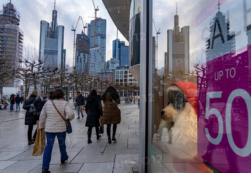 Zeil shopping street, pedestrian zone, winter weather, city centre skyline, sale, banking district, people shopping, Frankfurt am Main, Hesse, Germany, Europe