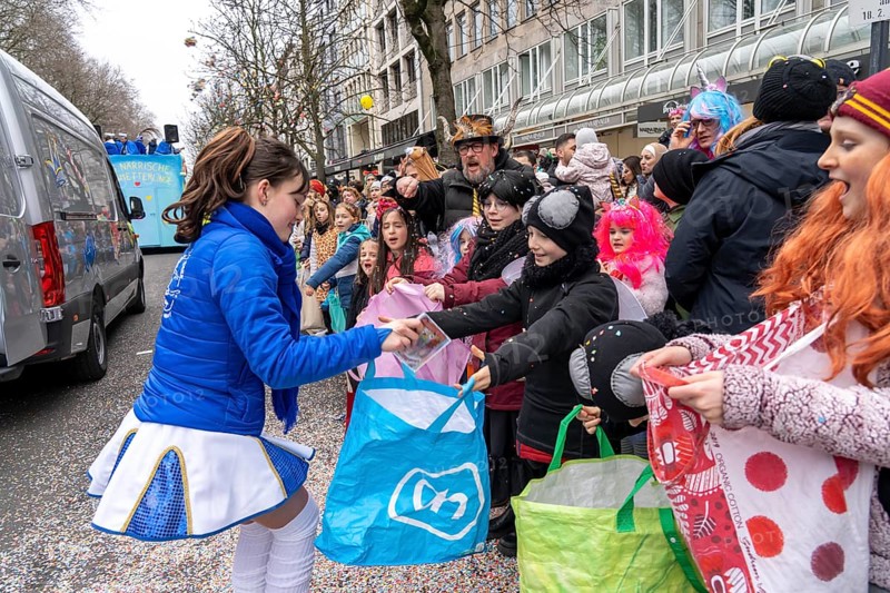Rose Monday parade in Düsseldorf, spectators, especially children, collecting carnival sweets, at the street carnival, North Rhine-Westphalia, Germany, Europe