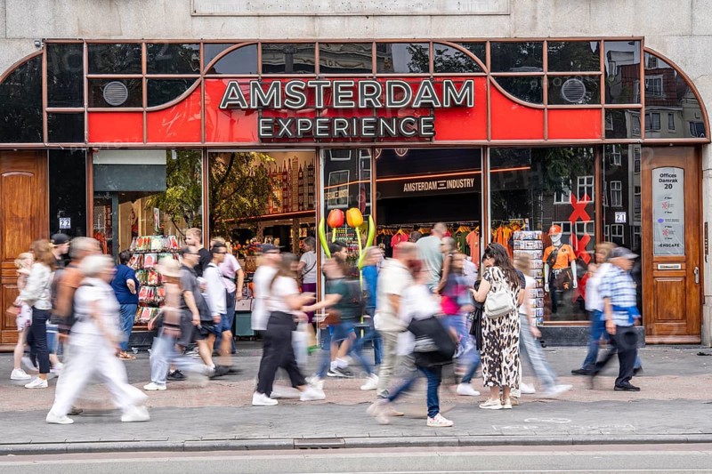 Souvenir shop on Damrak shopping street, many tourists, visitors, Amsterdam, Netherlands