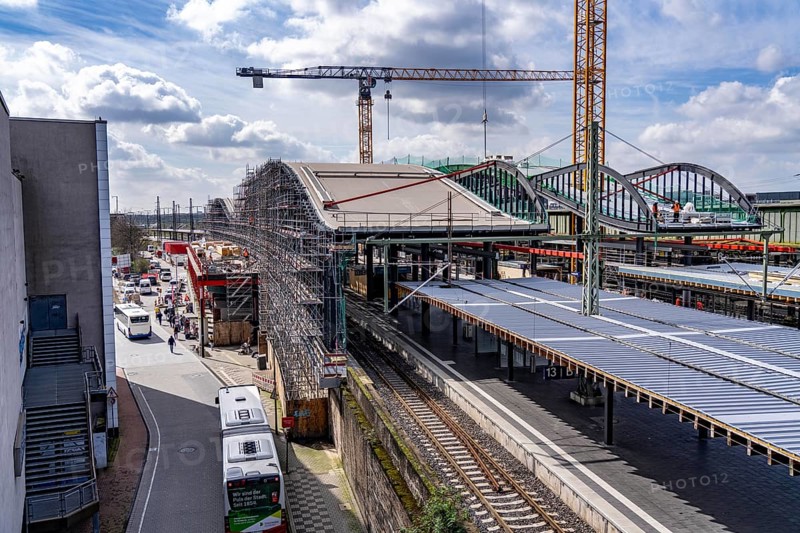 Modernisation of Duisburg Central Station, the platforms of the 13 tracks are being renewed, the old flat roofs are being replaced by corrugated steel and glass roofs, east entrance, the conversion is taking place during ongoing operations, one platform is always closed, the conversion measure should be completed by 2028, Duisburg North Rhine-Westphalia, Germany, Europe