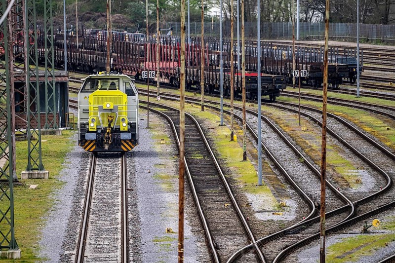 Shunting locomotive, diesel locomotive, Captrain G6, private railway company, at the Mülheim-Styrum marshalling yard, on the railway line between Mülheim an der Ruhr, and Duisburg, busy railway line, for local and long-distance traffic, freight traffic, North Rhine-Westphalia, Germany, Europe
