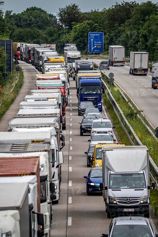 9 km long traffic jam on the A40 motorway heading east, between the Dutch border near Venlo, in front of the Wankum junction, due to roadworks, traffic routing to one lane, many trucks in traffic jam, North Rhine-Westphalia, Germany, Europe