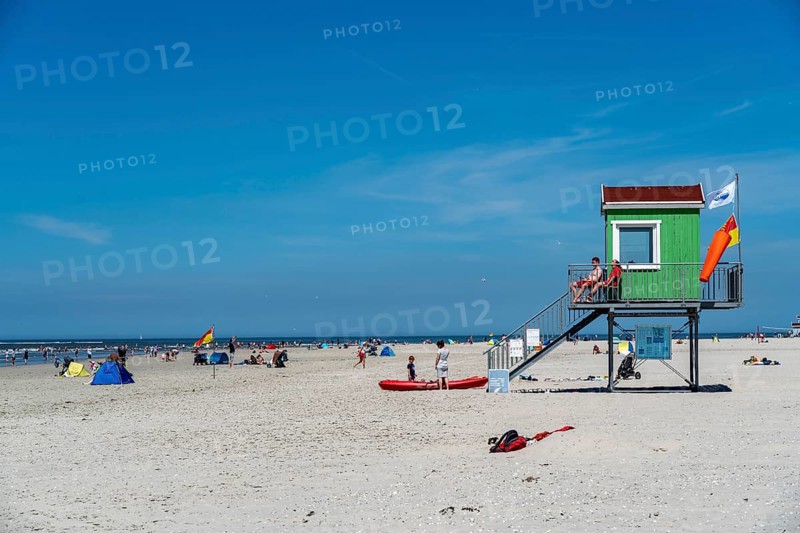 North Sea island of Langeoog, early summer, shortly after the first easing of the lockdown in the Corona crisis, still quite few tourists on the beach, DLRG watchtower, Lower Saxony, Germany, Europe