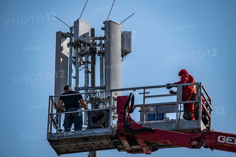 Assembly, installation of a 5G mobile radio transmitter, mast on a residential building, fast mobile internet, Düsseldorf, North Rhine-Westphalia, Germany, Europe
