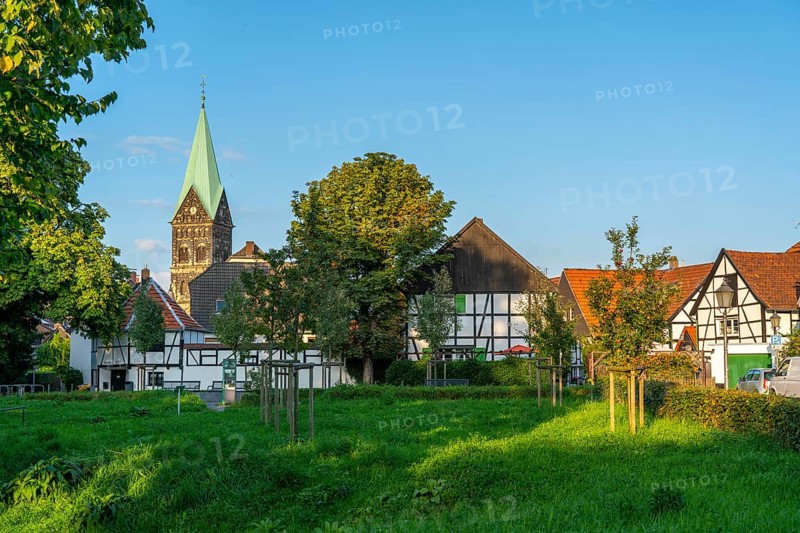 Old village of Westerholt, listed district of Herten Westerholt, over 60 old, well-renovated half-timbered houses form a historic village centre, Herten, North Rhine-Westphalia, Germany, Catholic village church of St. Martinus, Europe