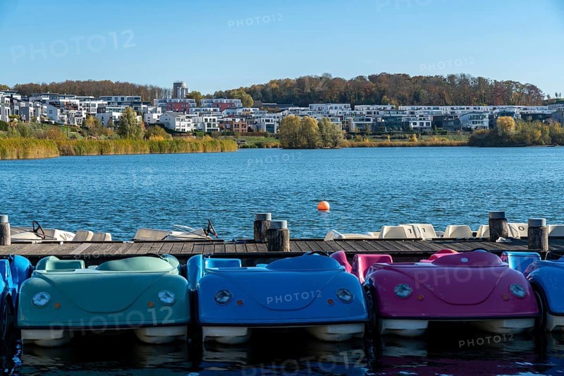 The Phoenix Lake in Dortmund's Hörde district, an artificial lake on the former Phoenix-Ost steelworks site, residential development, local recreation area, catering, Dortmund, North Rhine-Westphalia, Germany, Europe