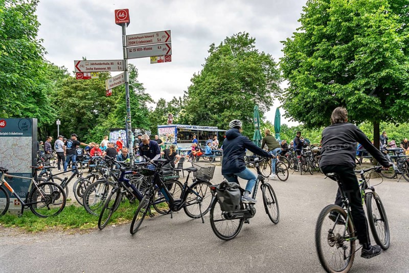 Erzbahntrasse cycle path in Gelsenkirchen, Erzbahnbude, snack bar, meeting point at the intersection of various cycle paths, North Rhine-Westphalia, Germany, Europe
