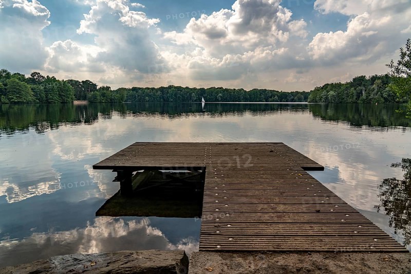 The Sechs-Seen-Platte, a local recreation area in the south of Duisburg, near the Wedau district, 6 former gravel pits, Wolfssee, North Rhine-Westphalia, Germany, Europe