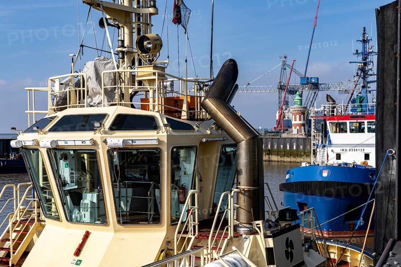 Harbour tugs, tugboats, bowser, at the pier at Columbuskaje, harbour cranes, historic Pingelturm, in the seaport of Bremerhaven, Bremen, Germany, Europe