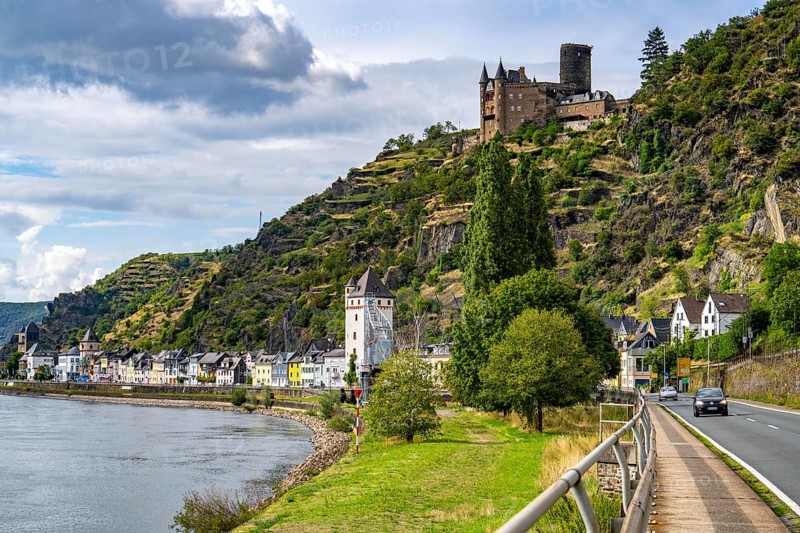 The town of St. Goarshausen, on the Rhine in the Upper Middle Rhine Valley, Katz Castle, federal road B42, Rhineland-Palatinate, Germany, Europe
