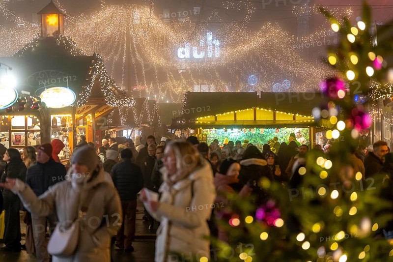 Pre-Christmas period, Christmas market in the city centre of Essen, Kennedyplatz, North Rhine-Westphalia, Germany, Europe