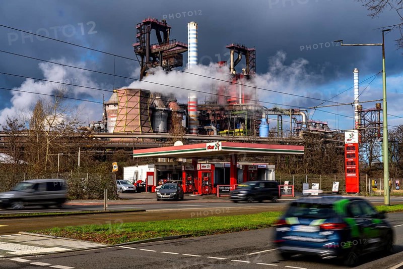 Duisburg-Bruckhausen steel site, ThyssenKrupp Steel, blast furnaces 8 and 9, on Kaiser-Wilhelm-Straße, petrol station, North Rhine-Westphalia, Germany, Europe