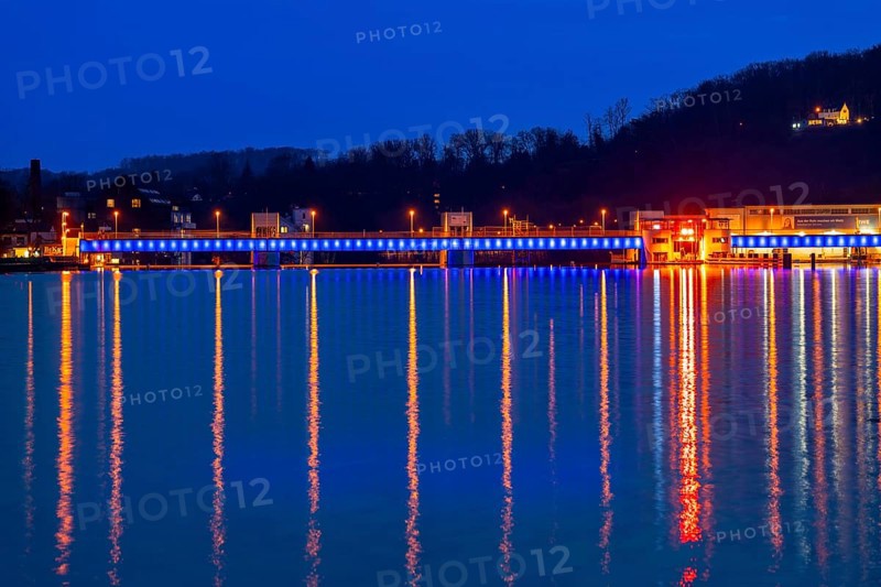 Lake Baldeney, illuminated weir, with lock, left and hydroelectric power plant power station, reservoir of the Ruhr in Essen, North Rhine-Westphalia, Germany, Europe