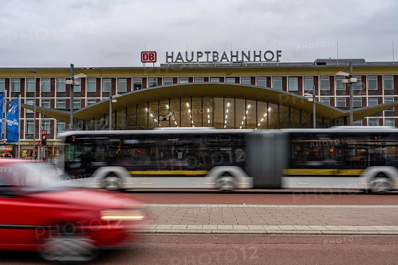 Bochum central station, station concourse, local bus, public transport connection, North Rhine-Westphalia, Germany, Europe