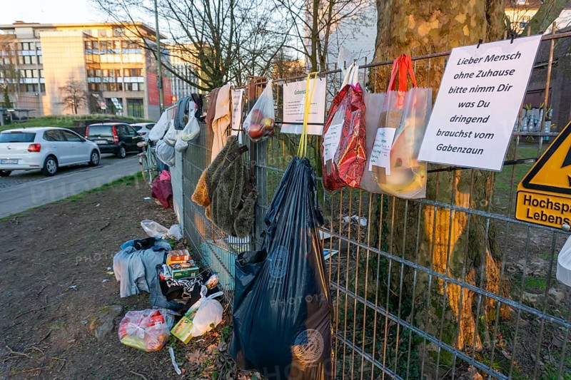 Gift fence with donations for the homeless and needy, food, hygiene articles, clothing, in Essen Rüttenscheid, effects of the corona crisis in Germany