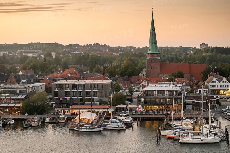Old town of Travemünde with the brick church of St Lorenz, Baltic Sea resort of Travemünde, Bay of Lübeck, Lübeck, Schleswig-Holstein, Germany, Europe