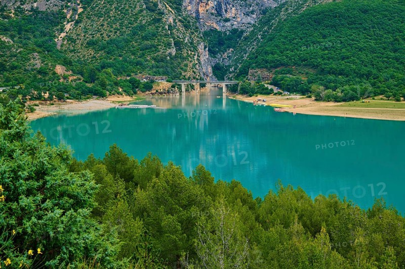 Mountain landscape with the Lac de Sainte-Croix reservoir and tree-covered slopes, summer, Lac de Sainte-Croix, Verdon Regional nature park Park, Alpes-de-Haute-Provence, France, Europe