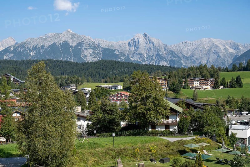 View of the village, Karwendel mountains, view from the Pfarrhügel, Seefeld, Alps, Tyrol, Austria, Europe