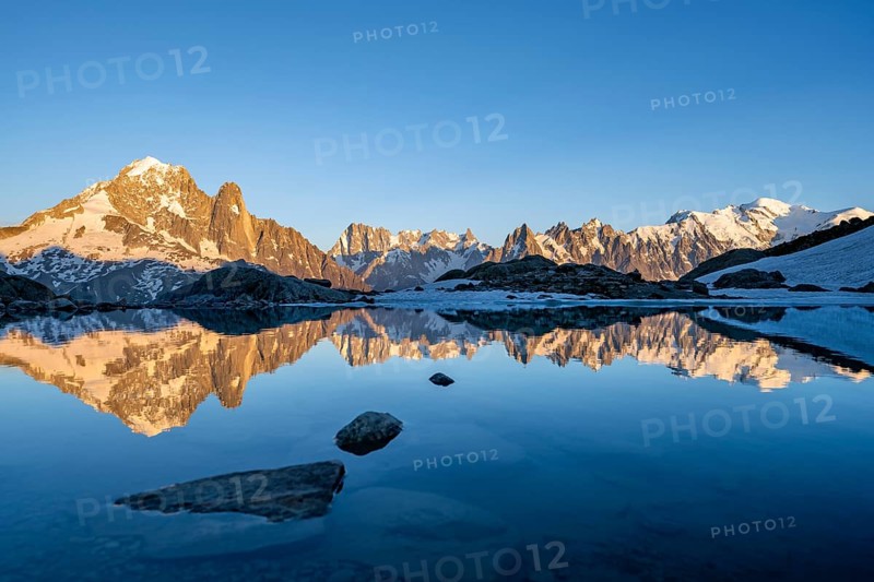 Evening mood, mountain landscape at sunset, alpenglow, water reflection in Lac Blanc, mountain peak, Aiguille Verte, Grandes Jorasses, Aiguille du Moine, Mont Blanc, Mont Blanc massif, Chamonix-Mont-Blanc, Haute-Savoie, France, Europe