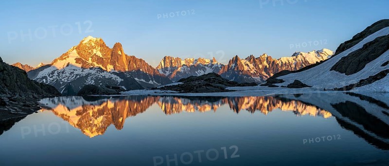 Evening mood, mountain landscape at sunset, alpenglow, water reflection in Lac Blanc, mountain peak, Aiguille Verte, Grandes Jorasses, Aiguille du Moine, Mont Blanc, Mont Blanc massif, Chamonix-Mont-Blanc, Haute-Savoie, France, Europe