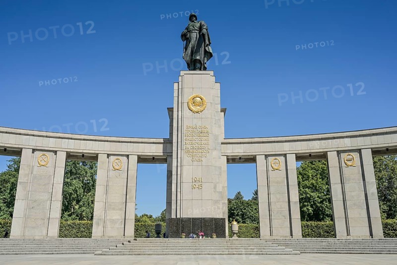 Soviet Memorial, Straße des 17. Juni, Tiergarten, Berlin, Germany, Europe